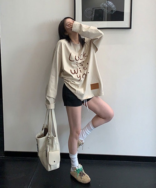 Dalfwin(ダールフィン)の「LUCKフェイクレザーラベル付き英字ロゴ長袖Tシャツ(Tシャツ/カットソー・レディース・ライトベージュ・FREE)」の8枚目の写真