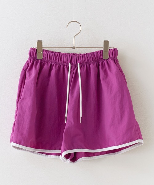 Chick(チック)の「Piping Nylon Wide Easy Shorts / パインピング ナイロンワイドイージーショーツ レディース 韓国 レディース 2026年 夏 夏服(その他パンツ・レディース・カーキ/パープル/ブラック・FREE)」の1枚目の写真