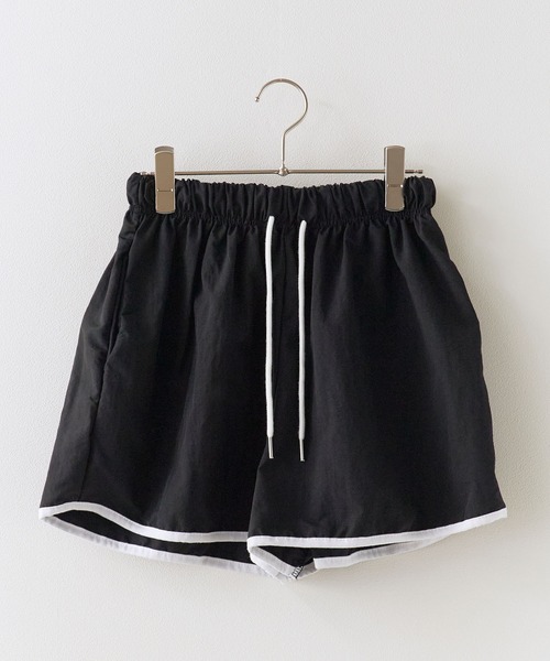 Chick(チック)の「Piping Nylon Wide Easy Shorts / パインピング ナイロンワイドイージーショーツ レディース 韓国 レディース 2026年 夏 夏服(その他パンツ・レディース・カーキ/パープル/ブラック・FREE)」の2枚目の写真
