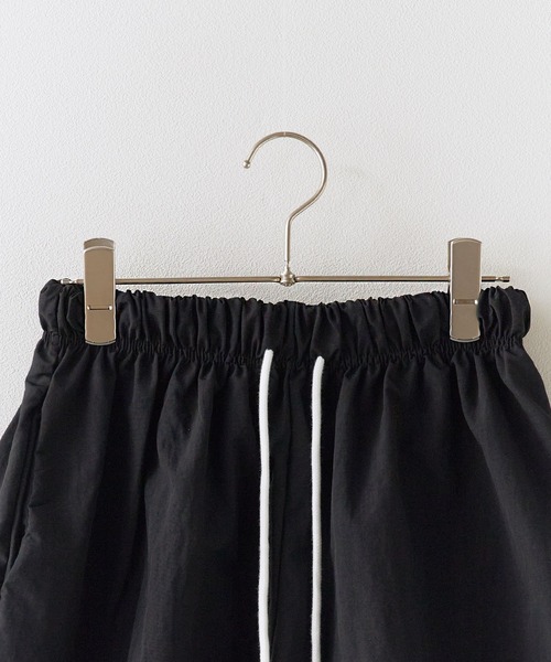 Chick(チック)の「Piping Nylon Wide Easy Shorts / パインピング ナイロンワイドイージーショーツ レディース 韓国 レディース 2026年 夏 夏服(その他パンツ・レディース・カーキ/パープル/ブラック・FREE)」の5枚目の写真