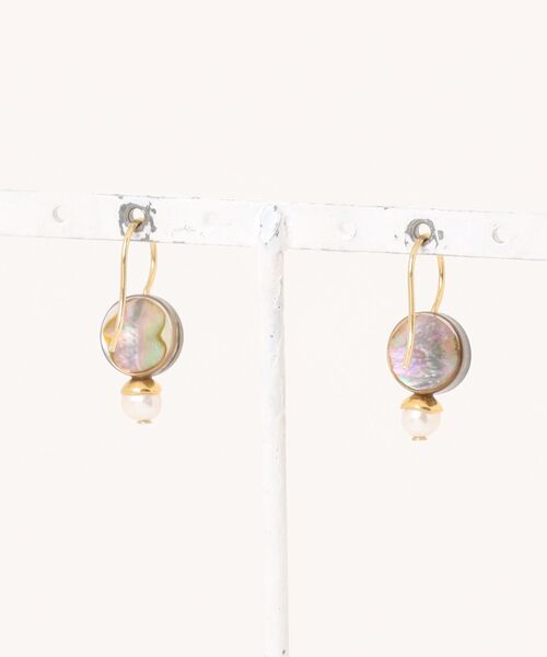 A.en（エイエン ）の「【CHAN LUU】DAMARIS EARRINGS PETITE ABALONE MIX（ピアス（両耳用）・レディース・マルチ・ONE SIZE）」の2枚目の写真