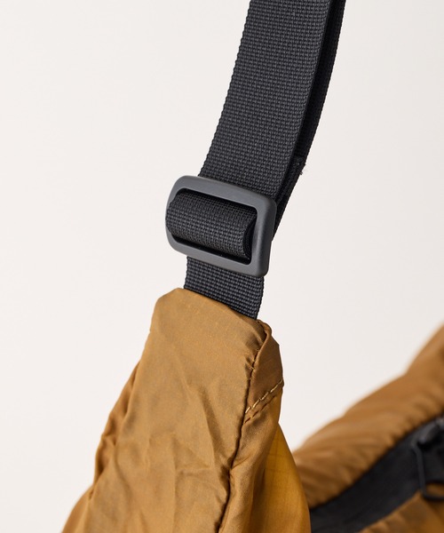 KELTY(ケルティ)の「A4対応/軽量【KELTY】AIRY CURVE SHOULDER L リップストップ ナイロン ショルダーバック(ショルダーバッグ・レディース・ブラック/ターコイズブルー/イエロー/オリーブ/ベージュ・ONE SIZE)」の9枚目の写真