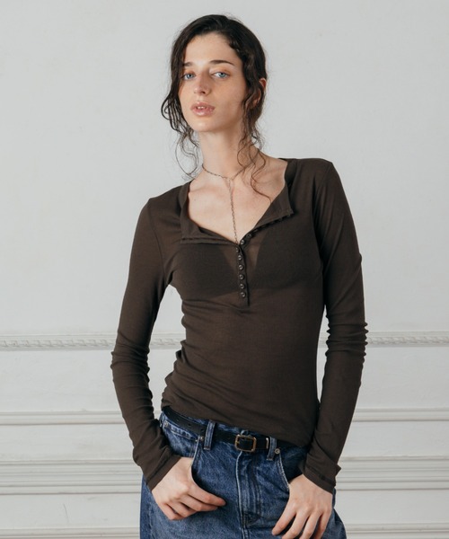 CREDONA(クレドナ)の「SHEER HENLY NECK SHIRT/シアーヘンリーネックシャツ(Tシャツ/カットソー・レディース・ブラウン/ライトイエロー/ブラック/ホワイト・FREE)」の3枚目の写真