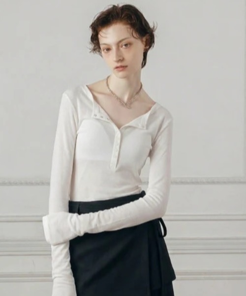 CREDONA(クレドナ)の「SHEER HENLY NECK SHIRT/シアーヘンリーネックシャツ(Tシャツ/カットソー・レディース・ブラウン/ライトイエロー/ブラック/ホワイト・FREE)」の1枚目の写真