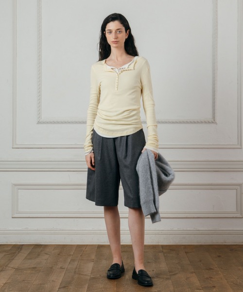 CREDONA(クレドナ)の「SHEER HENLY NECK SHIRT/シアーヘンリーネックシャツ(Tシャツ/カットソー・レディース・ブラウン/ライトイエロー/ブラック/ホワイト・FREE)」の5枚目の写真