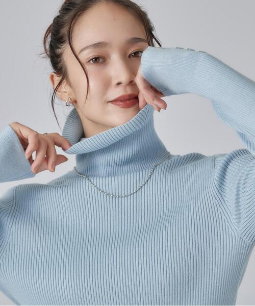 SHOO・LA・RUE（シューラルー）の「【絶妙なゆるピタ/S-LL/洗濯機可】ちくちくしにくいリブタートルネック やわらかニット（ニット/セーター・レディース・イエロー系9/ワインレッド/ダークパープル/ブラウン系その他/ダークグリーン系7/ホワイト系9/ブラック/チャコールグレー/パープル系1/オレンジ系その他5/ブルー系5/スモーキーグリーン系8/オフホワイト/ネイビー系5/ダークブラウン系7/ブルー系その他/ライトグレー/ライトパープル・04/03/02/01）」の12枚目の写真