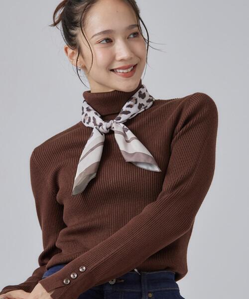 SHOO・LA・RUE（シューラルー）の「【絶妙なゆるピタ/S-LL/洗濯機可】ちくちくしにくいリブタートルネック やわらかニット（ニット/セーター・レディース・イエロー系9/ワインレッド/ダークパープル/ブラウン系その他/ダークグリーン系7/ホワイト系9/ブラック/チャコールグレー/パープル系1/オレンジ系その他5/ブルー系5/スモーキーグリーン系8/オフホワイト/ネイビー系5/ダークブラウン系7/ブルー系その他/ライトグレー/ライトパープル・04/03/02/01）」の6枚目の写真