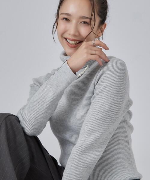 SHOO・LA・RUE（シューラルー）の「【絶妙なゆるピタ/S-LL/洗濯機可】ちくちくしにくいリブタートルネック やわらかニット（ニット/セーター・レディース・イエロー系9/ワインレッド/ダークパープル/ブラウン系その他/ダークグリーン系7/ホワイト系9/ブラック/チャコールグレー/パープル系1/オレンジ系その他5/ブルー系5/スモーキーグリーン系8/オフホワイト/ネイビー系5/ダークブラウン系7/ブルー系その他/ライトグレー/ライトパープル・04/03/02/01）」の5枚目の写真