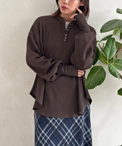 CPCM(シーピーシーエム)の「【WEB限定】ヘンリーネックフレアプルオーバー(Tシャツ/カットソー・レディース・アイボリー/ブラック/グレー/ブラウン・FREE)」の1枚目の写真