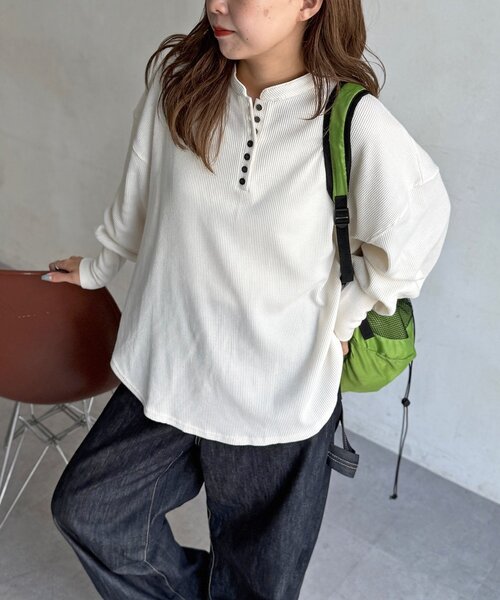 CPCM(シーピーシーエム)の「【WEB限定】ヘンリーネックフレアプルオーバー(Tシャツ/カットソー・レディース・アイボリー/ブラック/グレー/ブラウン・FREE)」の2枚目の写真