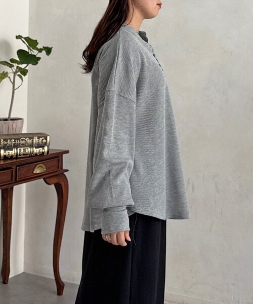 CPCM(シーピーシーエム)の「【WEB限定】ヘンリーネックフレアプルオーバー(Tシャツ/カットソー・レディース・アイボリー/ブラック/グレー/ブラウン・FREE)」の6枚目の写真