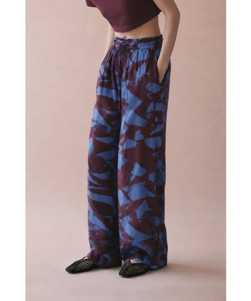 marjour(マージュール)の「ART PATTERN WIDE PANTS(その他パンツ・レディース・ブラック系/ブルー系・M)」の2枚目の写真