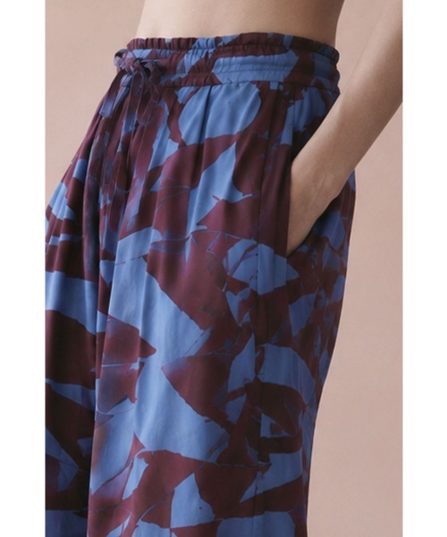 marjour(マージュール)の「ART PATTERN WIDE PANTS(その他パンツ・レディース・ブラック系/ブルー系・M)」の8枚目の写真