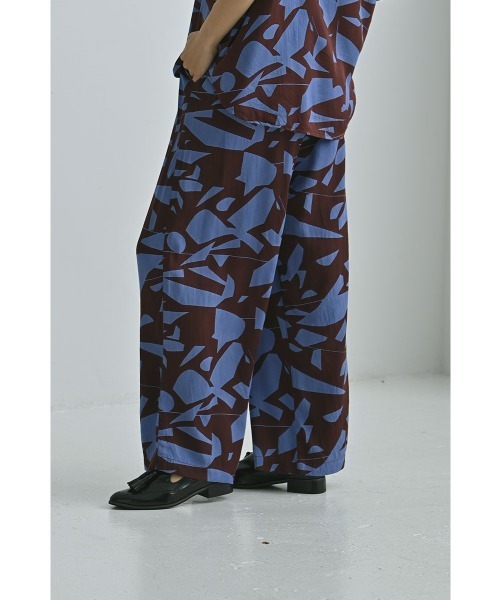 marjour(マージュール)の「ART PATTERN WIDE PANTS(その他パンツ・レディース・ブラック系/ブルー系・M)」の10枚目の写真