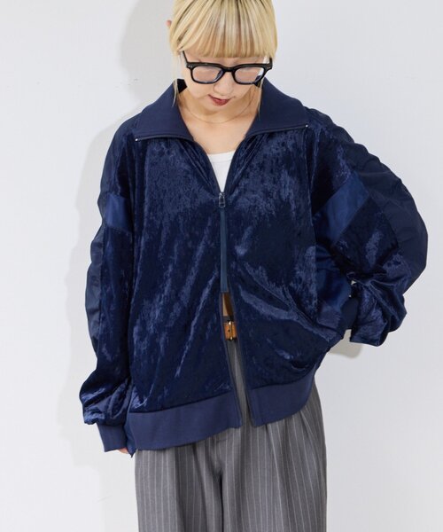etsinta(エシンタ)の「【etsinta】ベロアトラックオーバージャケット(ブルゾン・レディース・ネイビー/ピンク・ONE SIZE)」の3枚目の写真