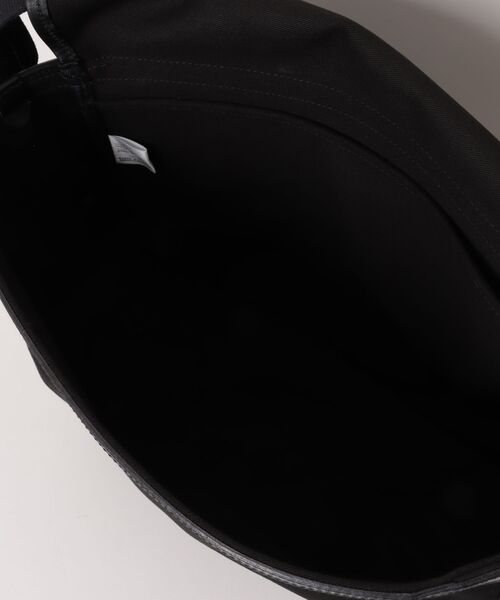 Bshop（ビショップ）の「KAPTAIN SUNSHINE | Shoulder Bag By Brady（ショルダーバッグ・レディース・ブラック/カーキ・F）」の5枚目の写真