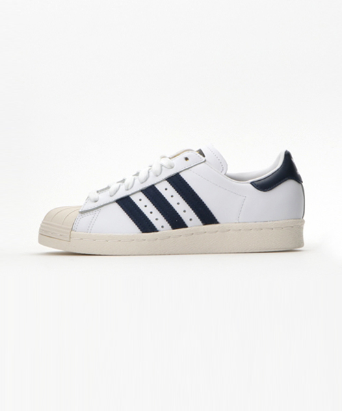 adidas（アディダス）の「オリジナルス スーパースター80s [SUPERSTAR 80S]（スニーカー・メンズ・ホワイト×ブルー・24.5cm/25.5cm/26.0cm/27.0cm/28.5cm/29.5cm/22.5cm/26.5cm/27.5cm/30.0cm/25.0cm/28.0cm/23.0cm/23.5cm/24.0cm/29.0cm）」の2枚目の写真