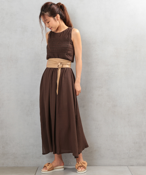 COLONY 2139（コロニートゥーワンスリーナイン）の「シャーリングロングワンピース（ワンピース・レディース・ブラック/カーキ・FREE）」の4枚目の写真