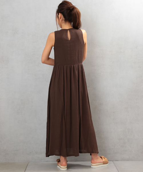 COLONY 2139（コロニートゥーワンスリーナイン）の「シャーリングロングワンピース（ワンピース・レディース・ブラック/カーキ・FREE）」の6枚目の写真