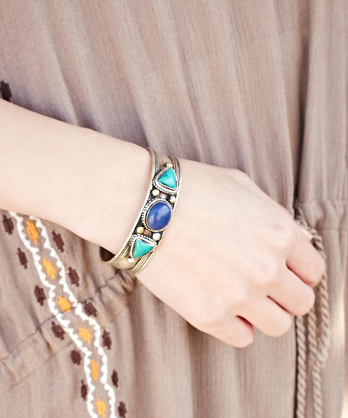 チャイハネ（チャイハネ）の「【チャイハネ】エスニック調メタルバングル（バングル/リストバンド・メンズ・ターコイズブルー/ダークブルー・FREE）」の2枚目の写真