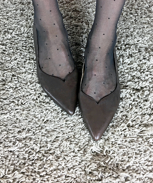 enchanted（エンチャンテッド）の「本革Ｖカットフラットシューズ（パンプス・レディース・ダークブラウン/ブラウン/ブラック/プラチナム/パイソン/シルバー/ホワイト/シャンパン/シルバー系その他2/ダークネイビー/ブラック系その他/レッド/グレー/バーガンディー/グレイッシュベージュ/ベージュ/アイボリー/ダークグレー/ボルドー/シルバーグレー・36/37/41/39/35/40/38）」の8枚目の写真