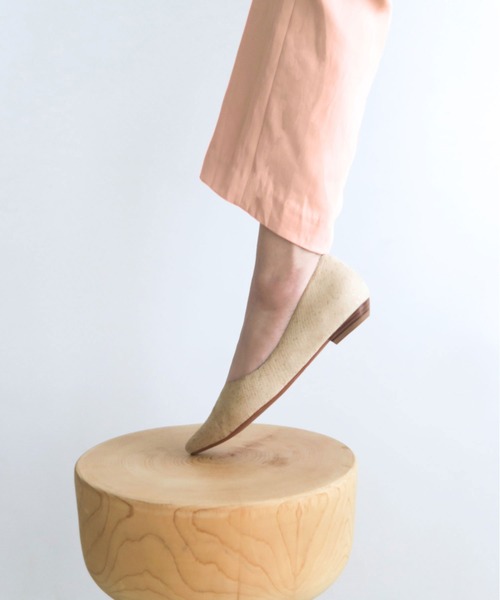 enchanted（エンチャンテッド）の「本革Ｖカットフラットシューズ（パンプス・レディース・ダークブラウン/ブラウン/ブラック/プラチナム/パイソン/シルバー/ホワイト/シャンパン/シルバー系その他2/ダークネイビー/ブラック系その他/レッド/グレー/バーガンディー/グレイッシュベージュ/ベージュ/アイボリー/ダークグレー/ボルドー/シルバーグレー・36/37/41/39/35/40/38）」の10枚目の写真