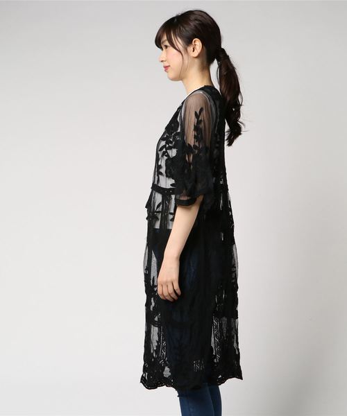 ANAP(アナップ)の「フラワー刺繍ガウンカーディガン(カーディガン/ボレロ・レディース・ブラック/ホワイト・FREE)」の3枚目の写真