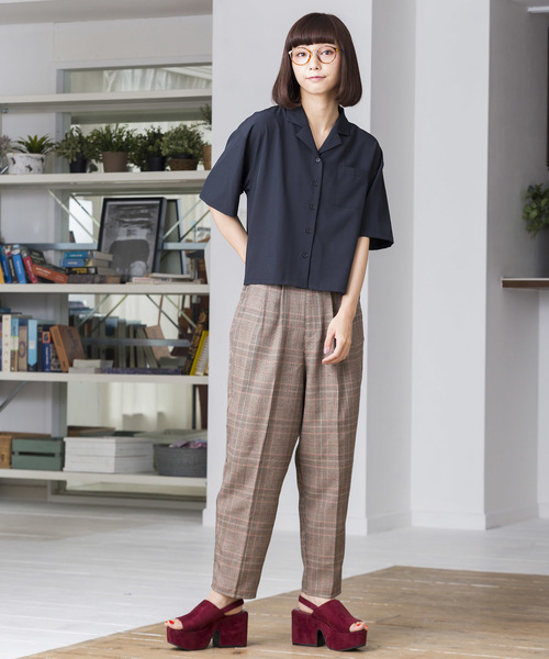 WEGO（ウィゴー）の「WEGO/オープンカラークロップドシャツ（シャツ/ブラウス・レディース・ブラック/ネイビー/ダークベージュ/ダークオレンジ/ピンク・FREE）」の9枚目の写真