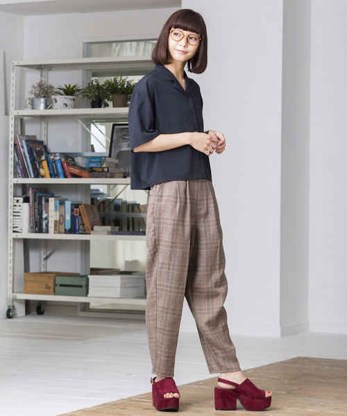 WEGO（ウィゴー）の「WEGO/オープンカラークロップドシャツ（シャツ/ブラウス・レディース・ブラック/ネイビー/ダークベージュ/ダークオレンジ/ピンク・FREE）」の10枚目の写真