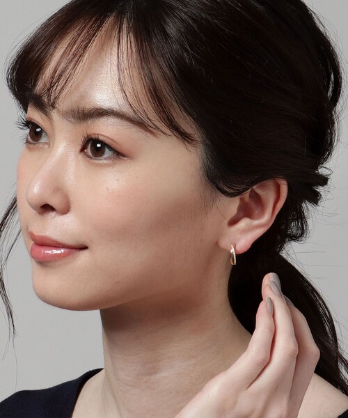 COCOSHNIK（ココシュニック）の「K18ダイヤモンド クロス スタッドピアス（ピアス（両耳用）・レディース・アイボリー系・00）」の6枚目の写真