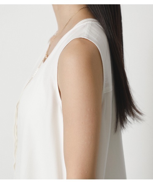 crie conforto（クリーコンフォルト）の「ノースリーブレイヤードブラウス（タンクトップ・レディース・オフホワイト・MEDIUM/LARGE/SMALL）」の6枚目の写真