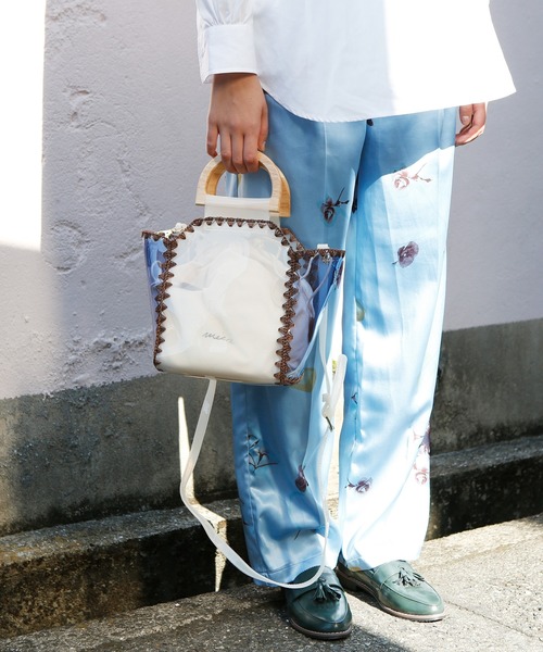 ACCOMMODE（アコモデ）の「バイカラーカガリバッグ（ショルダーバッグ・レディース・ホワイト/ライトグレー/ブラウン・FREE）」の11枚目の写真