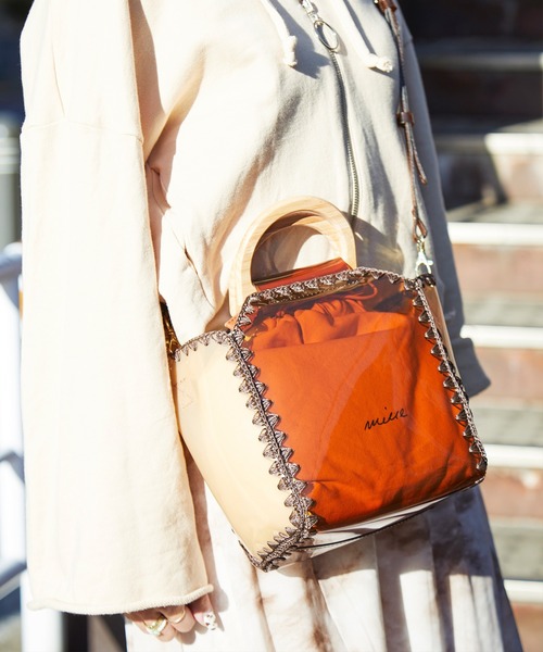 ACCOMMODE（アコモデ）の「バイカラーカガリバッグ（ショルダーバッグ・レディース・ホワイト/ライトグレー/ブラウン・FREE）」の4枚目の写真