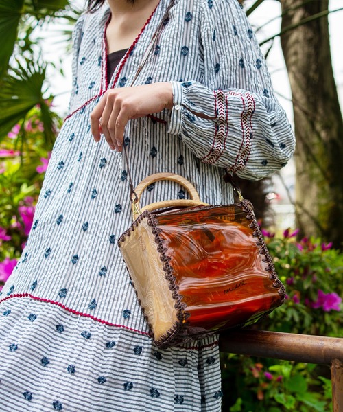 ACCOMMODE（アコモデ）の「バイカラーカガリバッグ（ショルダーバッグ・レディース・ホワイト/ライトグレー/ブラウン・FREE）」の5枚目の写真