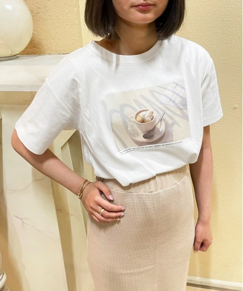 apres jour clair(アプレジュールクレア)の「【apres jour clair】フォトTシャツ【ZOZOTOWN限定アイテム】(Tシャツ/カットソー・レディース・オフホワイト/ホワイト系その他/ホワイト系その他2/ホワイト系その他3・X-LARGE/フリー)」の4枚目の写真