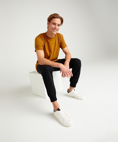 SISLEY(シスレー)の「ラウンドネック半袖Tシャツ・カットソー(Tシャツ/カットソー・メンズ・ホワイト/ブラック/ネイビー/マスタード・MEDIUM/X-LARGE/SMALL/LARGE)」の4枚目の写真