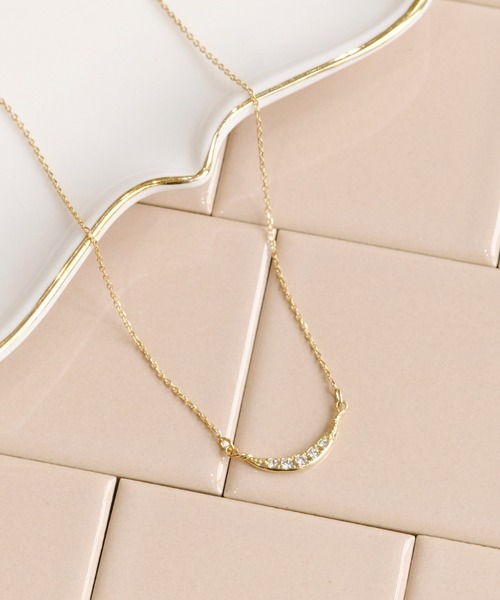 Phoebe(フィービィー)の「【金属アレルギー対応】クレッセントビジューペンダントネックレス(ネックレス・レディース・イエローゴールド/ピンクゴールド・FREE)」の2枚目の写真