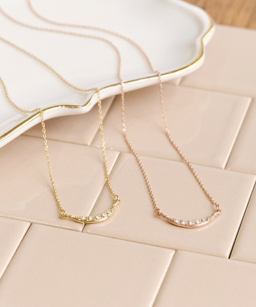 Phoebe(フィービィー)の「【金属アレルギー対応】クレッセントビジューペンダントネックレス(ネックレス・レディース・イエローゴールド/ピンクゴールド・FREE)」の3枚目の写真