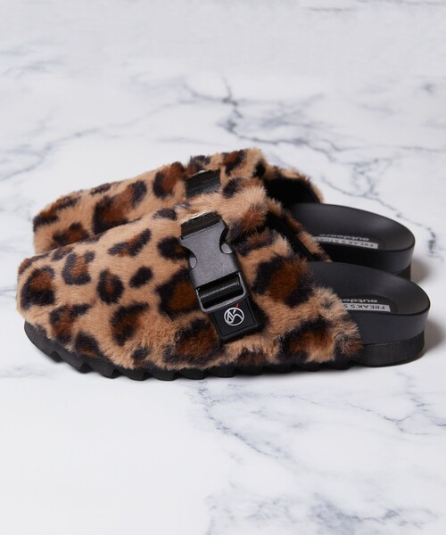 FREAK'S STORE（フリークスストア）の「WEB限定 FREAK'S STORE OUTDOORS/フリークスアウトドアーズ バックルストラップ ファーサンダル/レオパード/クロッグ（サンダル・メンズ・ブラック/レオパード・23/24/25/26/27/28）」の4枚目の写真