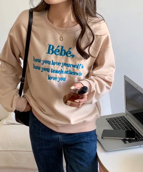 emi+(エミプラス)の「刺繍ロゴトレーナー(スウェット・レディース・ピンク/ブルー/ベージュ/ブラック/スモークピンク/ブルーグレー/ブラウン/ブルー系その他・FREE)」の1枚目の写真