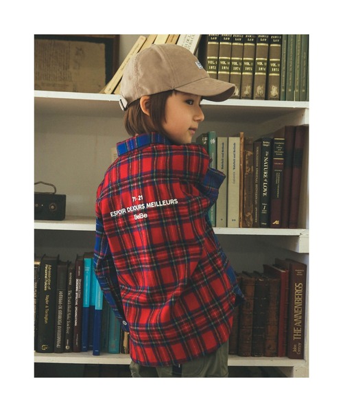 BeBe(ベベ)の「BeBe/コーデュロイロゴ刺繍キャップ(52~56cm)(キャップ・キッズ・ベージュ/ブラック・LARGE/MEDIUM)」の8枚目の写真