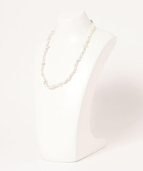 natural couture（ナチュラルクチュール）の「ビーズネックレス（ネックレス・レディース・ホワイト/ブラック・FREE）」の3枚目の写真