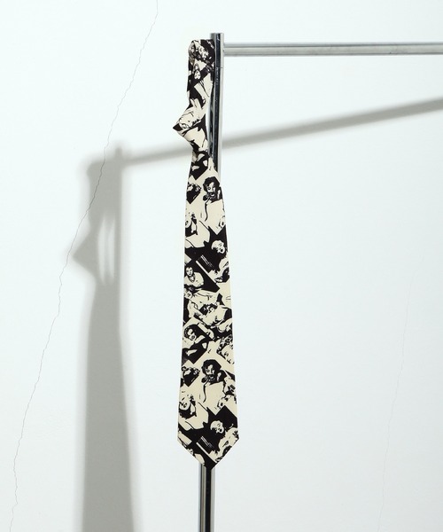 NILWAY（ニルウェイ）の「総柄とろみネクタイ（ネクタイ・メンズ・ホワイト系/ブラック系/ブラック系1/ブラウン系/ブラウン系1/ブラウン系2/ブルー系/ブルー系1/イエロー系・FREE）」の2枚目の写真