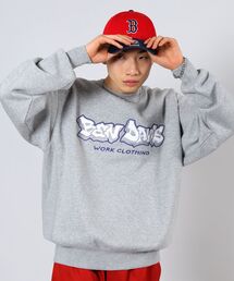 BEN DAVIS（ベンデイビス）の「【BEN DAVIS(ベンデイビス)】CUBISM LOGO CREW NECK SWEAT /グラフィティー ロゴ サテンワッペン クルーネック スウェット（スウェット・メンズ）」