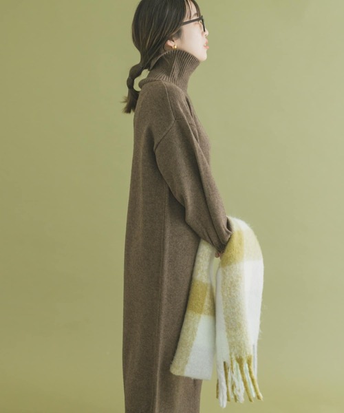 ITEMS URBANRESEARCH（アイテムズ アーバンリサーチ）の「タートルネックニットワンピース（ワンピース・レディース・カーキ/ブラック/ベージュ/ブラウン・FREE）」の22枚目の写真
