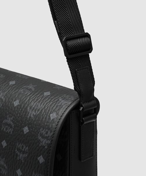 MCM(エムシーエム)の「Klassik メッセンジャーバッグ - ヴィセトス(メッセンジャーバッグ・メンズ・ブラック・MEDIUM)」の8枚目の写真