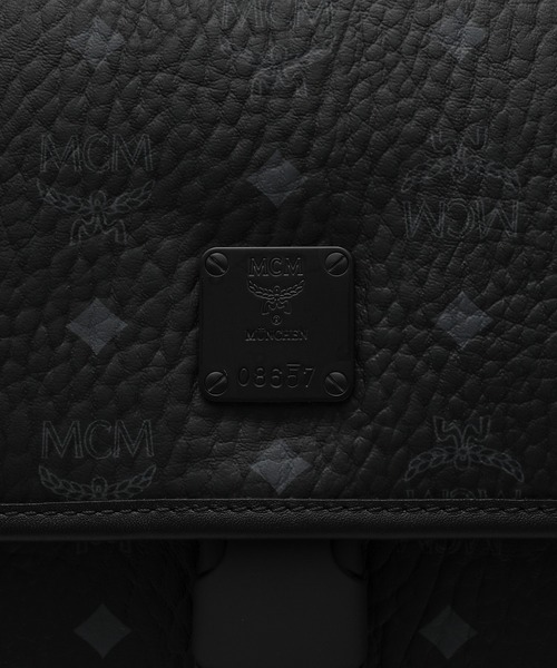 MCM(エムシーエム)の「Klassik メッセンジャーバッグ - ヴィセトス(メッセンジャーバッグ・メンズ・ブラック・MEDIUM)」の2枚目の写真