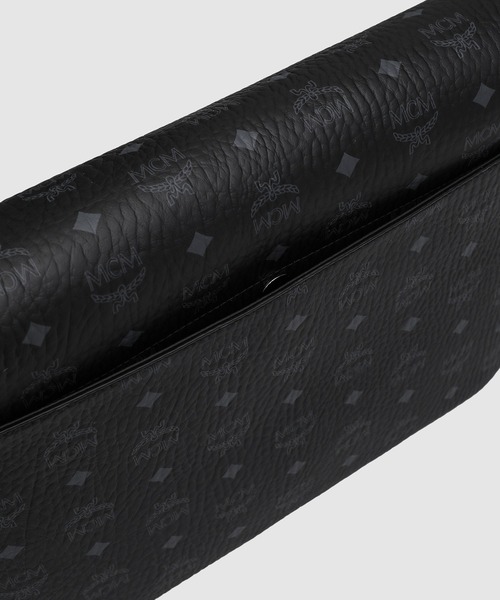 MCM(エムシーエム)の「Klassik メッセンジャーバッグ - ヴィセトス(メッセンジャーバッグ・メンズ・ブラック・MEDIUM)」の9枚目の写真