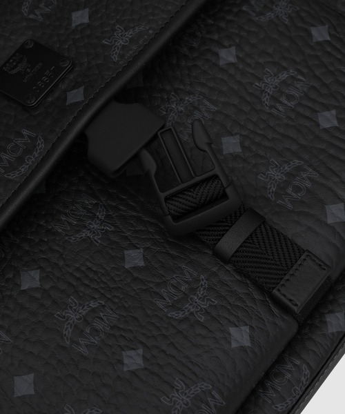 MCM(エムシーエム)の「Klassik メッセンジャーバッグ - ヴィセトス(メッセンジャーバッグ・メンズ・ブラック・MEDIUM)」の3枚目の写真
