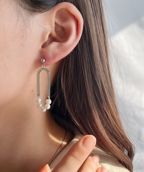 thank U more(サンキューモア)の「Uプレート × パール モチーフ ピアス 【両耳用】(ピアス(両耳用)・レディース・ゴールド/シルバー・FREE)」の5枚目の写真